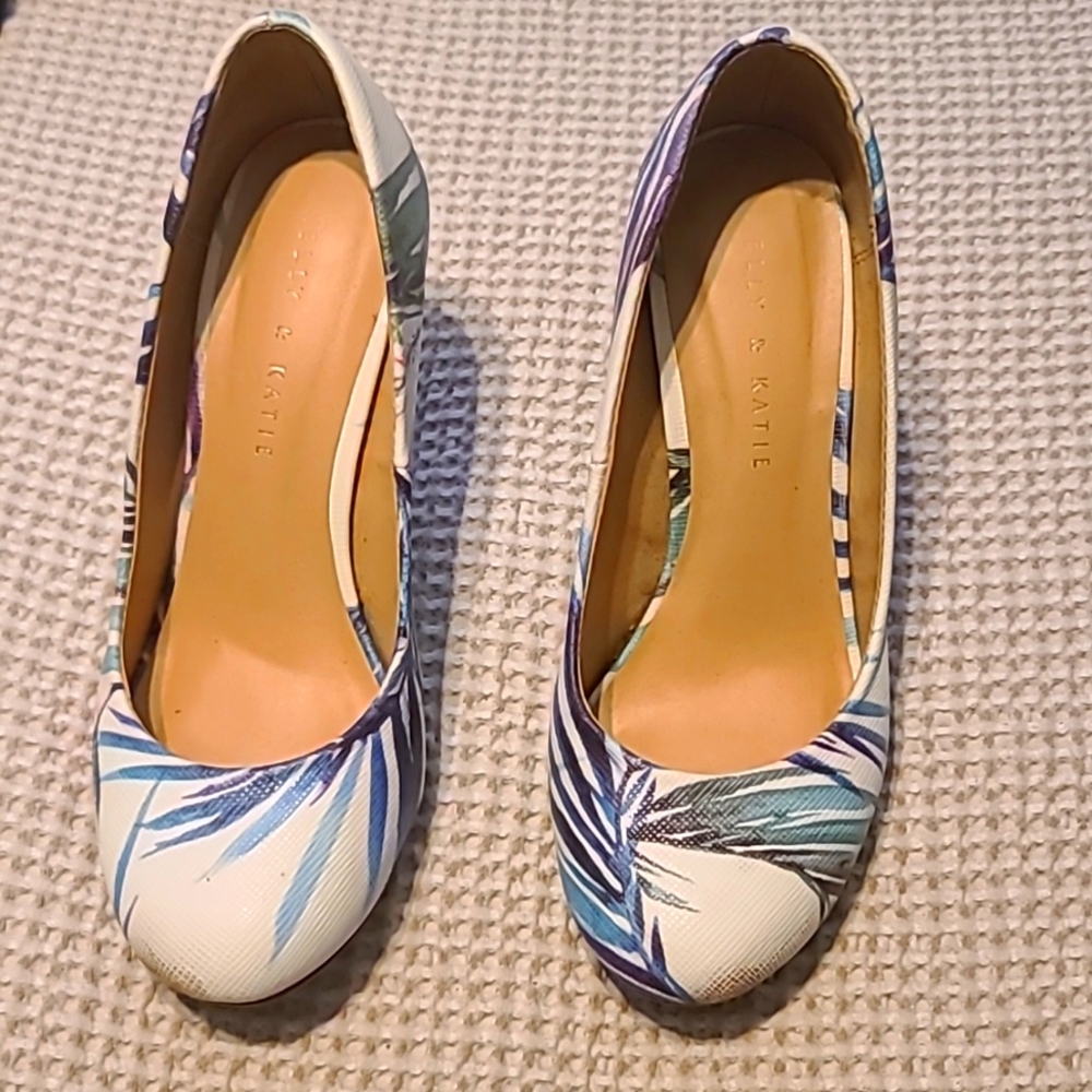 Kelly & Katie size 7.5 tropical pumps